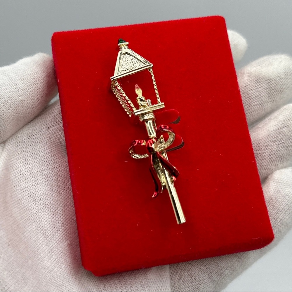Vintage Gerrys Gold Tone and Enamel Christmas Holiday Lamp Post Brooch Pin‎
